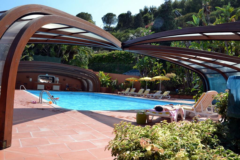 piscina hotel caparena taormina