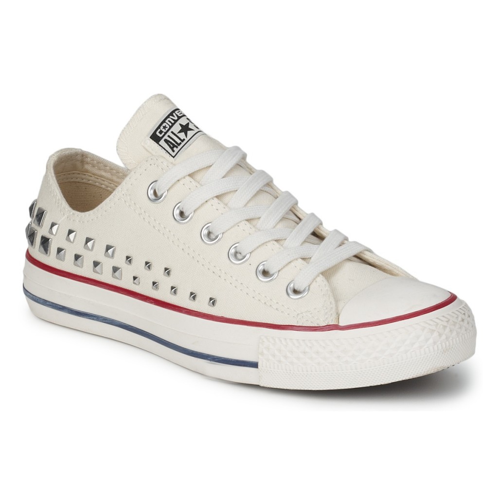 Converse bianche basse con borchie di diverse dimensioni