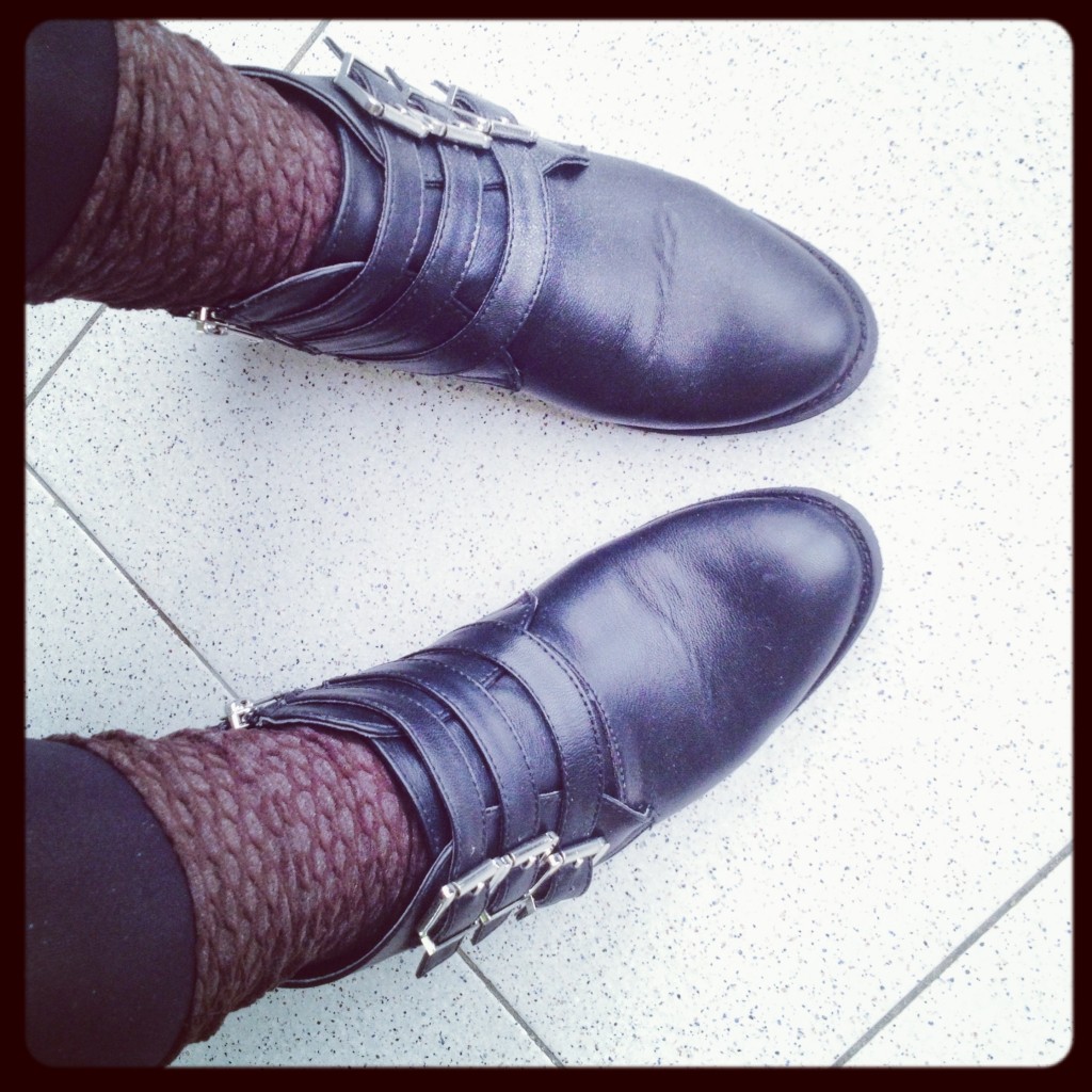 Day 4 sporty grounge con calzini Lou e boots con fibbie argentate