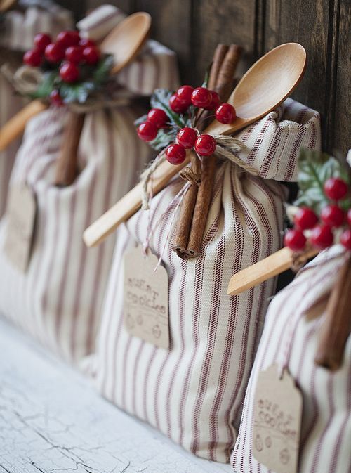 Sacchettini in stoffa con bastoncini di cannella e bacche per i regali di Natale
