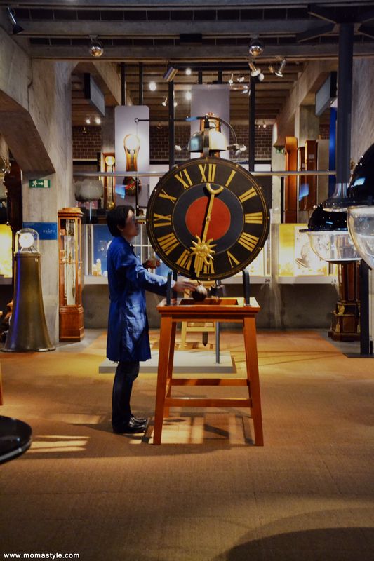 Mastro al lavoro al museo dell'orologeria