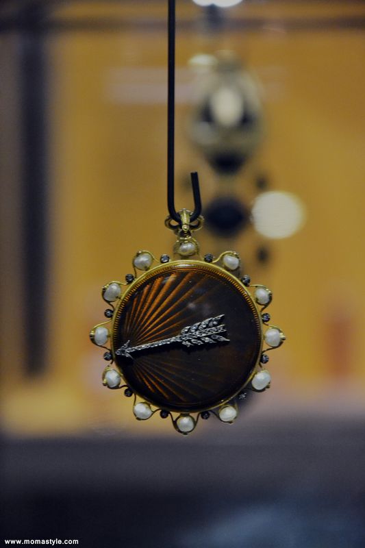 Orologio antico prezioso con perle