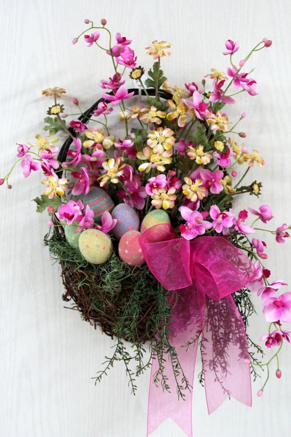 Cestino di fiori con uova decorata per Pasqua