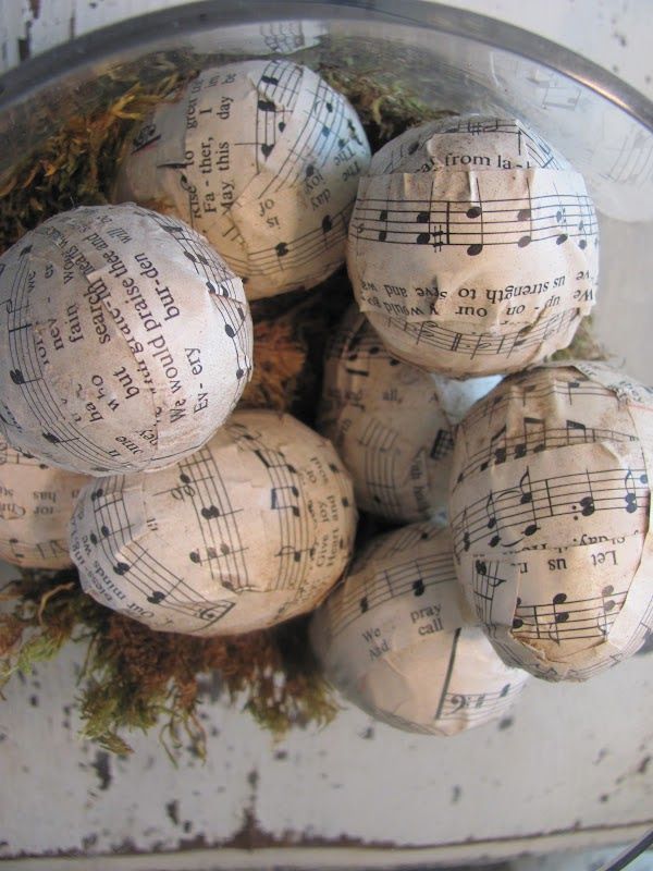 Uova decorate con spartiti musicali