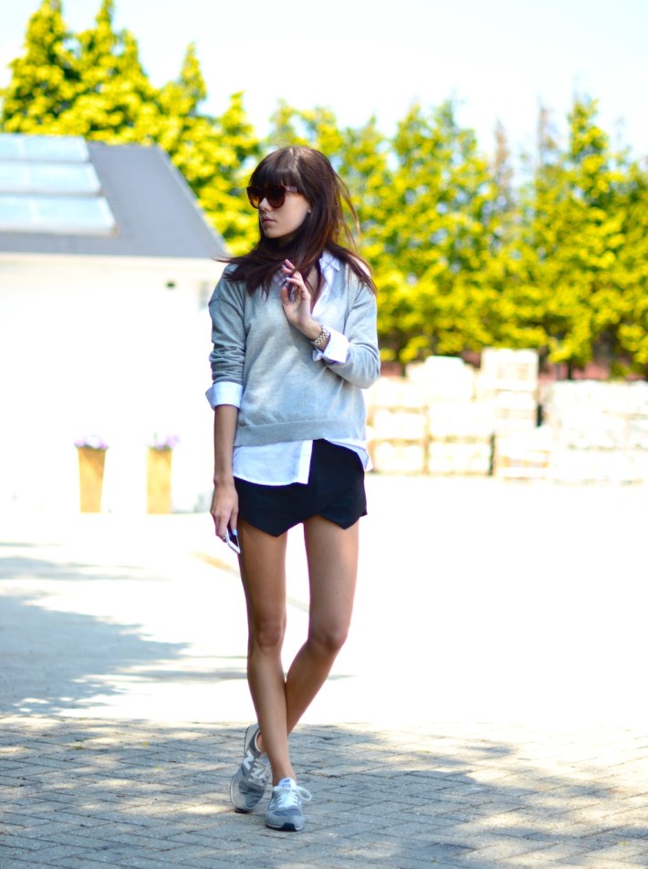 Dal blog Lovelybylucy un look estivo con New Balance grige