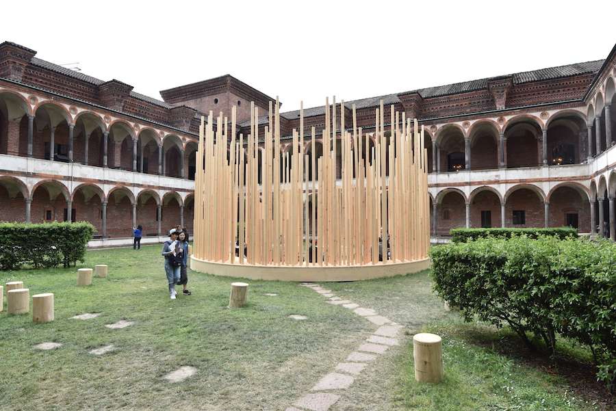 Nell’adiacente Cortile della Farmacia, Stefano Boeri posiziona Radura, un’idea di spazio pubblico di decongestione dove sostare, fermarsi e attendere. Una sorta di dispositivo urbano per diluire l’intensità dei flussi e degli spostamenti. Laura Ellen Bacon insieme a Sebastian Cox pensano a Along the Lines of Happiness, un esperimento che mette alla prova la versatilità e le proprietà di alcune essenze di legno provenienti dagli Stati Uniti come l’acero, il ciliegio e la quercia rossa.